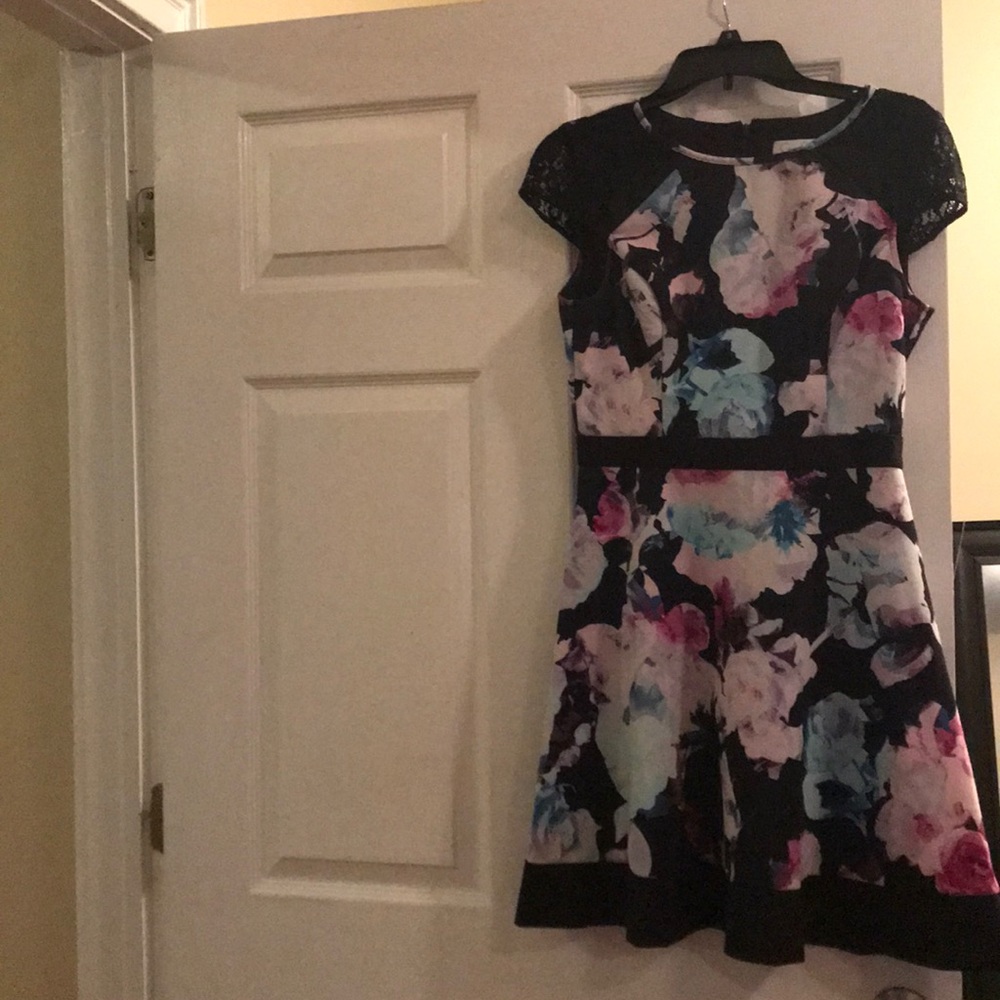 Beautiful floral Jessica Simpson fit & flare 👗